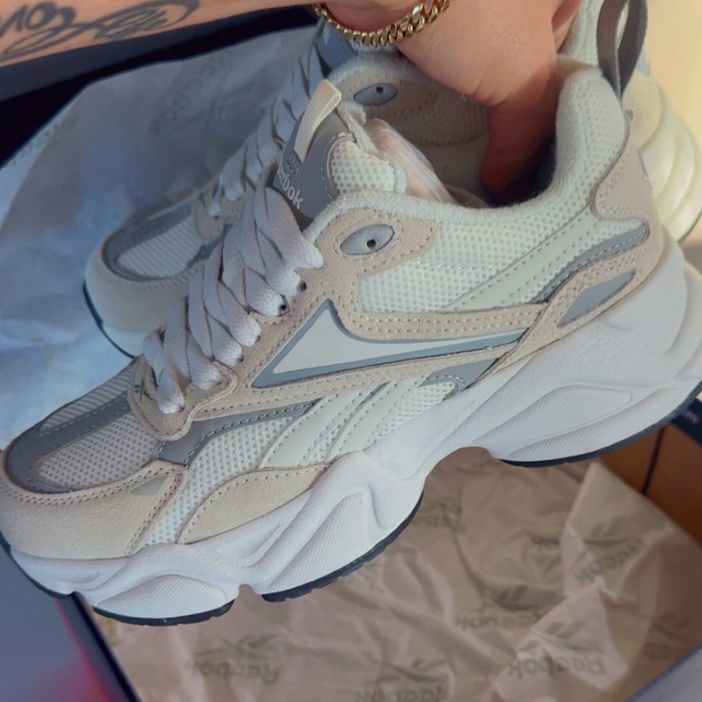 BNWT REEBOK CHARGE Viral Dad
Sneakers Women's Size 7 
No box